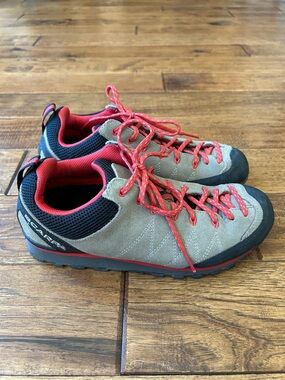 Scarpa Crux Approach Shoes Outdoor Climbing Hiking Tan Orange Black Size 7
